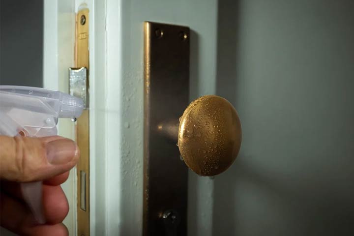 how long can germs live on a doorknob?