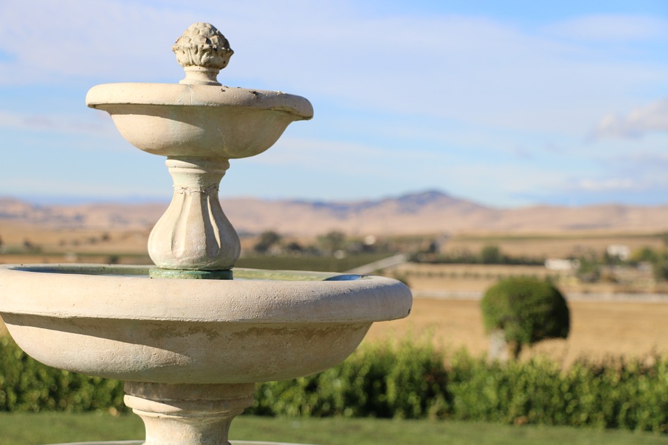fountain at a vineyard in Livermore, CA