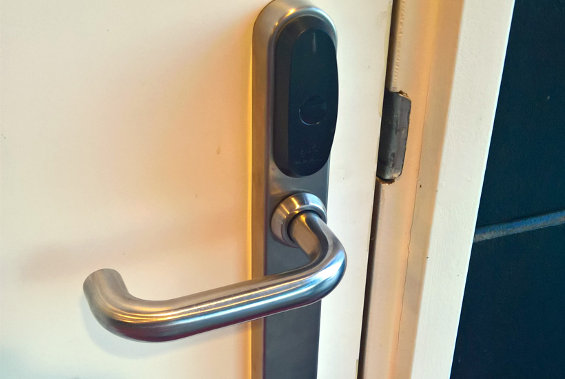 electric locks vs magnetic locks: which is best for your business?